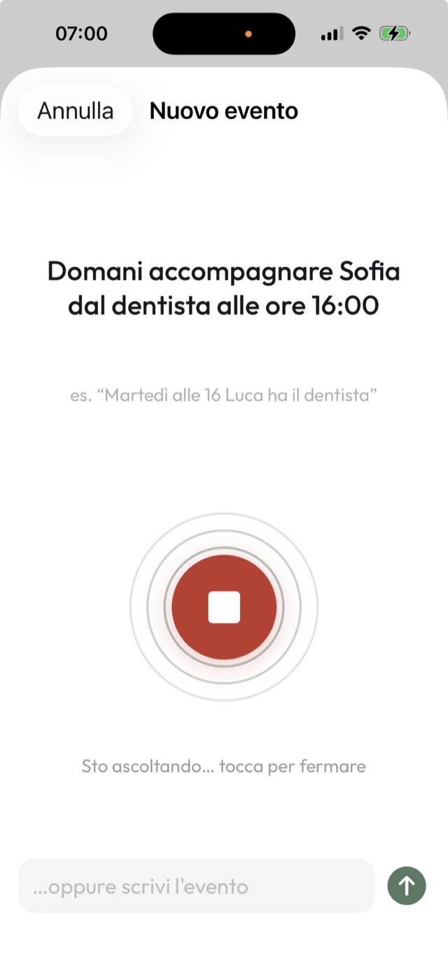 Nido mentre ascolta: la frase detta compare scritta in alto e il pulsante rosso ferma la registrazione.